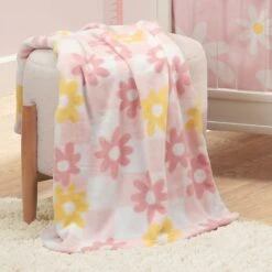 Daisy Dreams Baby Blanket -Lambs & Ivy daisy dreams blanket lifestyle